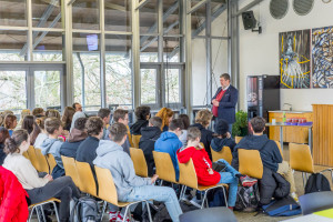 MdB Jörg Nürnberger spricht vor den 10. Klassen im Luisenburg-Gymnasium Wunsiedel