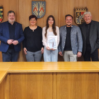 Jörg Nürnberger freut sich bei einem kleinen Empfang im Rathaus Sparneck mit Jill Fritzsch (Mitte): Mutter Iris Fritzsch, Bürgermeister Daniel Schreiner und 2. Bürgermeister Peter Thuy