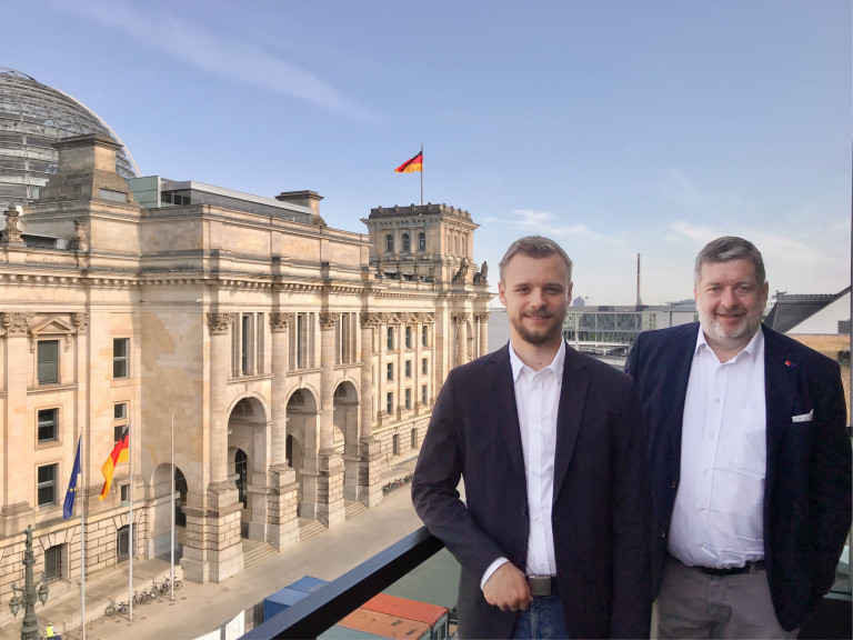 Praktikant Patrick Hüls und MdB Jörg Nürnberger vor dem Deutschen Bundestag