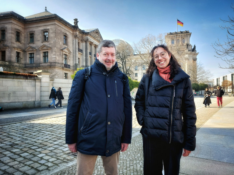 Dalila Ismail und Bundestagsabgeordneter Jörg Nürnberger gemeinsam unterwegs im Berliner Regierungsviertel